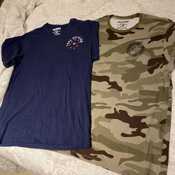 True Religion t shirts !! Size large in excellent condition . $60 pair - Picture 2 of 2
